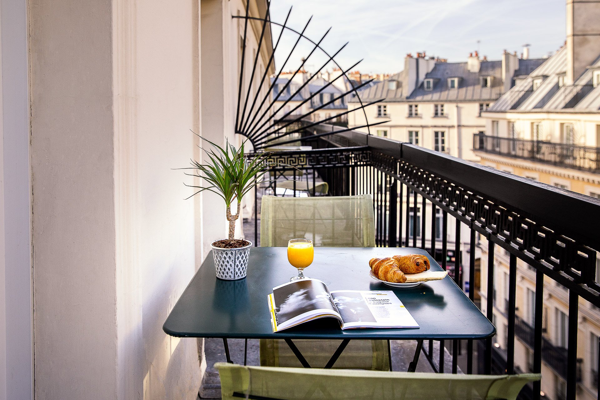 47/Chambres/Chambre-romantique-Villa-opera-drouot-hotel-4-etoiles-grands-boulevards-petit-dejeuner-terrasse.jpg